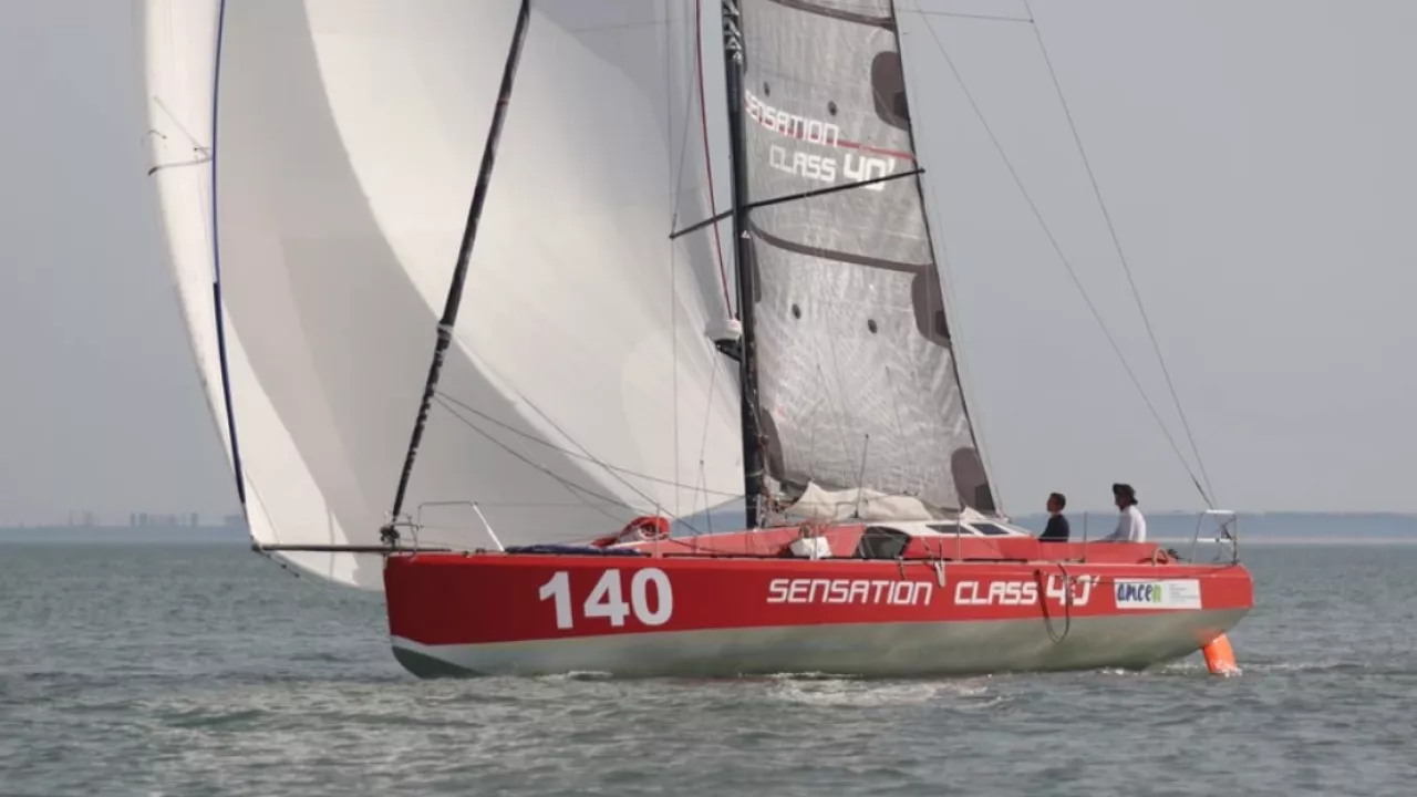 Cowes Dinard St Malo Race : Victoire de Sensation Class40 Extrême