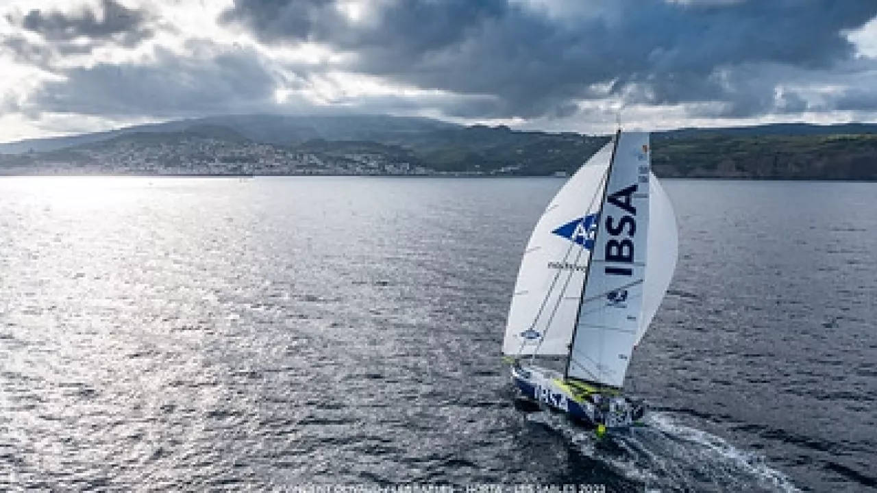 Les Sables Horta, a leader and a fleet almost tied in the Azores