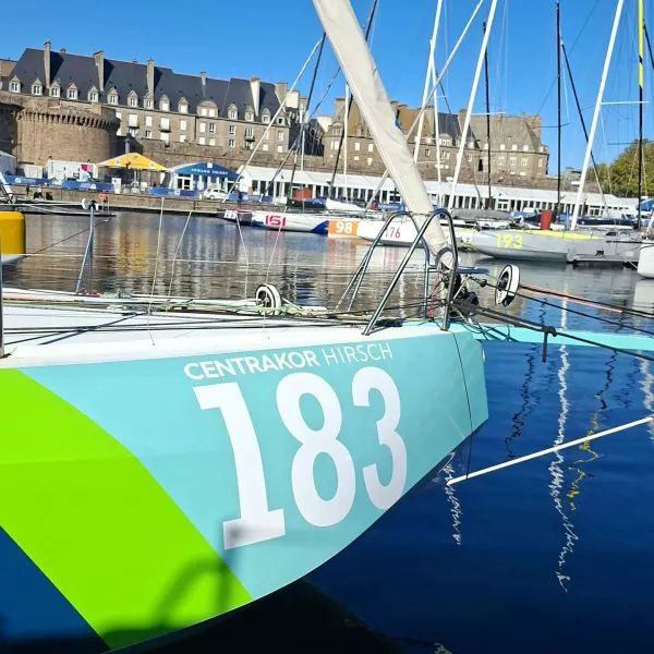 Le Class40 Hirsch Centrakor amarré à Saint-Malo