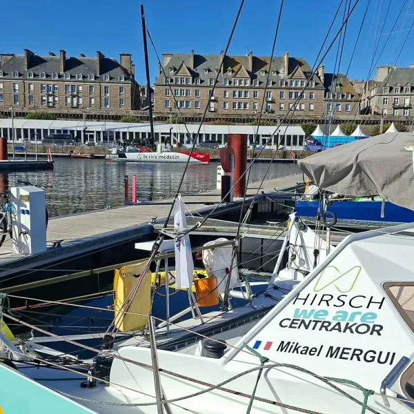 Le Class40 Hirsch Centrakor amarré à Saint-Malo