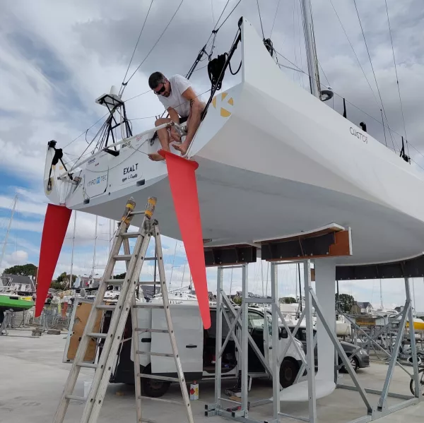 Peut être une image de voilier, voile, bateau, yacht et texte.