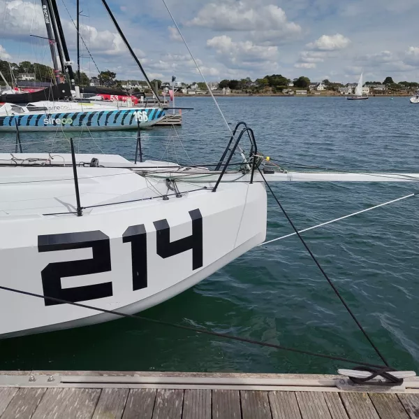 Peut être une image de course de bateaux, voilier, voile, yacht, hors-bord, hélice et texte.