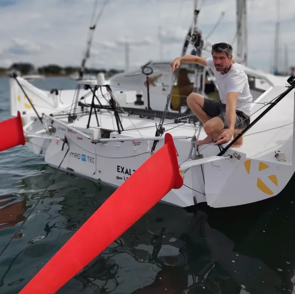 Peut être une image de course de bateaux, voilier, voile, yacht, hélice et texte.