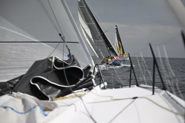 Peut être une image de course de bateaux, voile, voilier, yacht et texte.