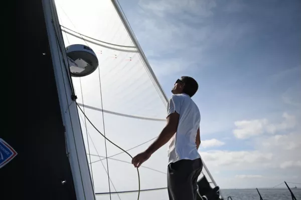 Peut être une image de course de bateaux, voile, voilier, yacht, océan et texte.