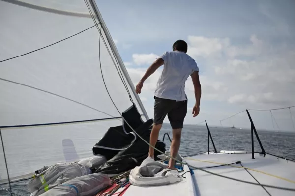 Peut être une image de course de bateaux, voilier, voile, yacht et texte.