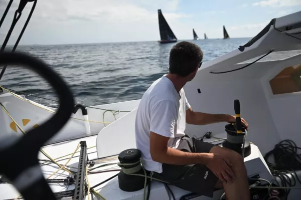 Peut être une image de course de bateaux, voilier, voile, yacht et texte.