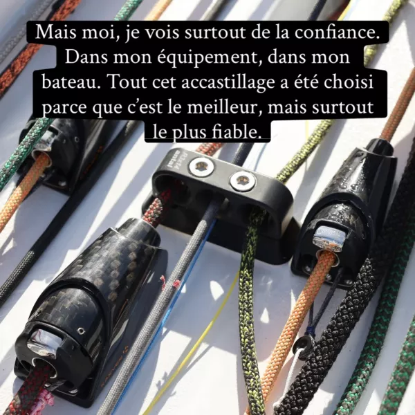 Peut être une image de voile, voilier et texte.