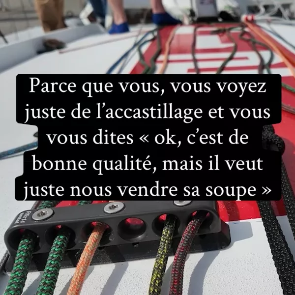 Peut être une image de course de bateaux, voile, voilier et texte.