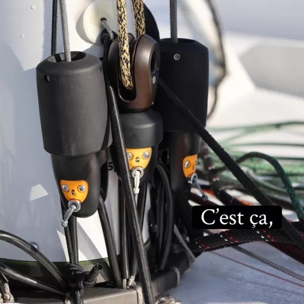 Peut être une image de voile, voilier et texte.