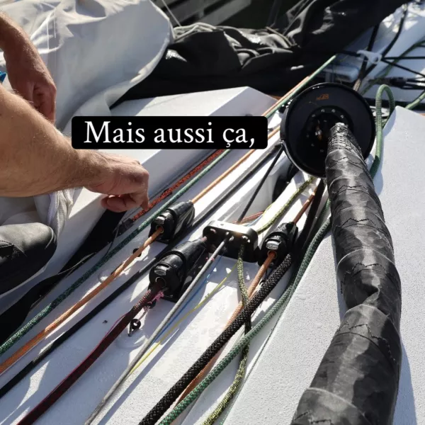 Peut être une image de course de bateaux, voile, voilier et texte.