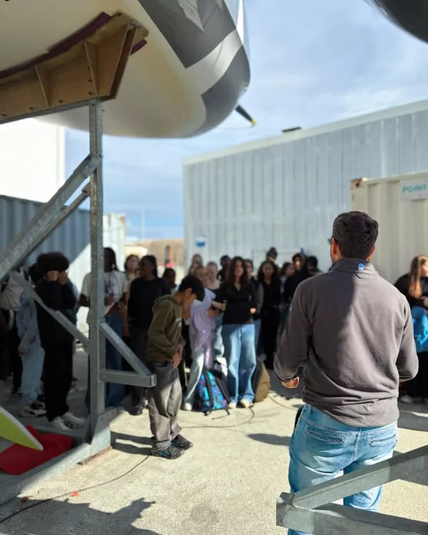 Visita di studenti in cantiere per preparare una traversata transatlantica