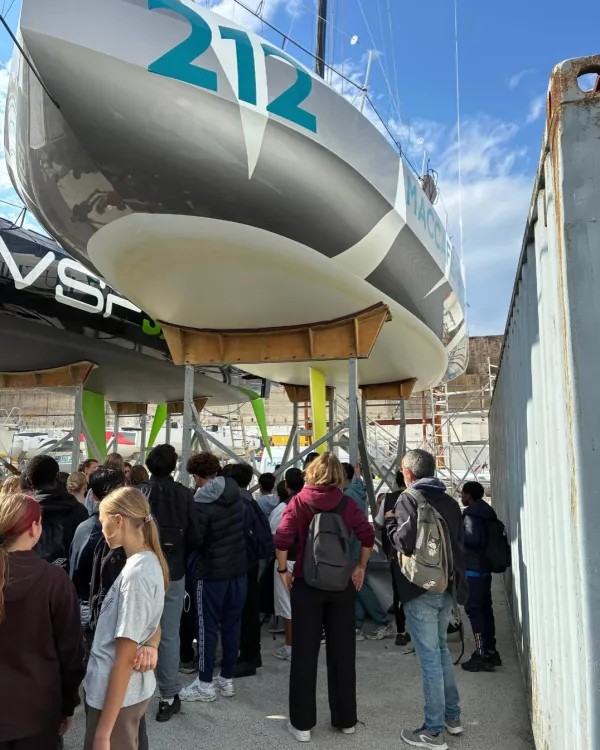 Visita di studenti in cantiere per preparare una traversata transatlantica